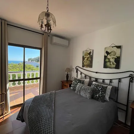 Villa Private Nerja, Large Private Pool, Gardens & Parking *