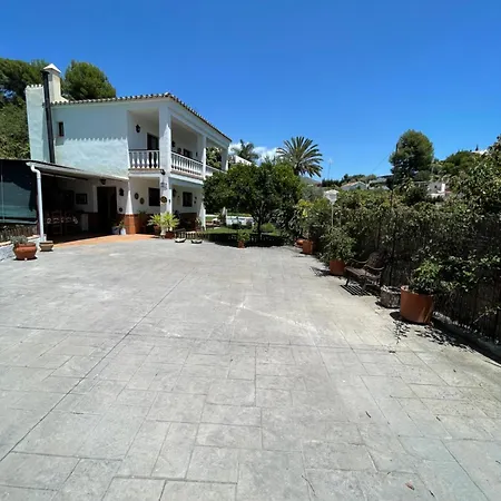 Villa Private Nerja, Large Private Pool, Gardens & Parking Frigiliana